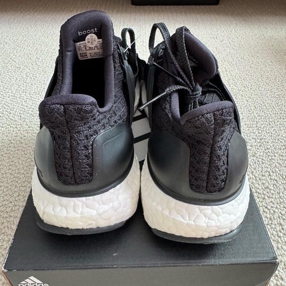 Adidas Ultra Boost 4.0 DNA (W 5 & 5.5) - Picture 3 of 9